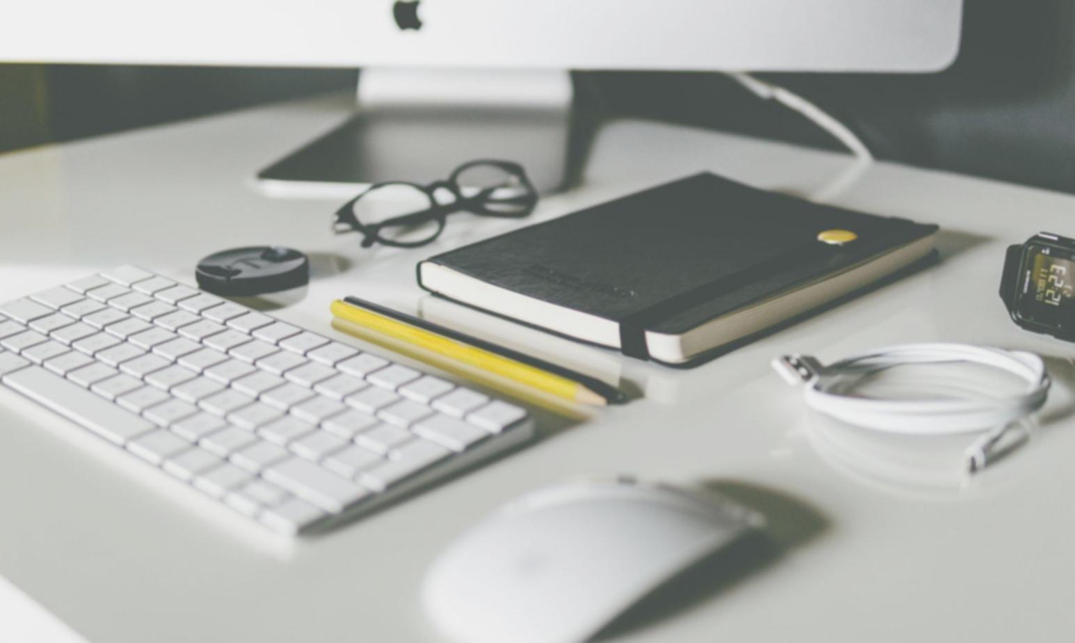 Intensive Gruppenarbeit während eines Finanzkommunikations-Workshops